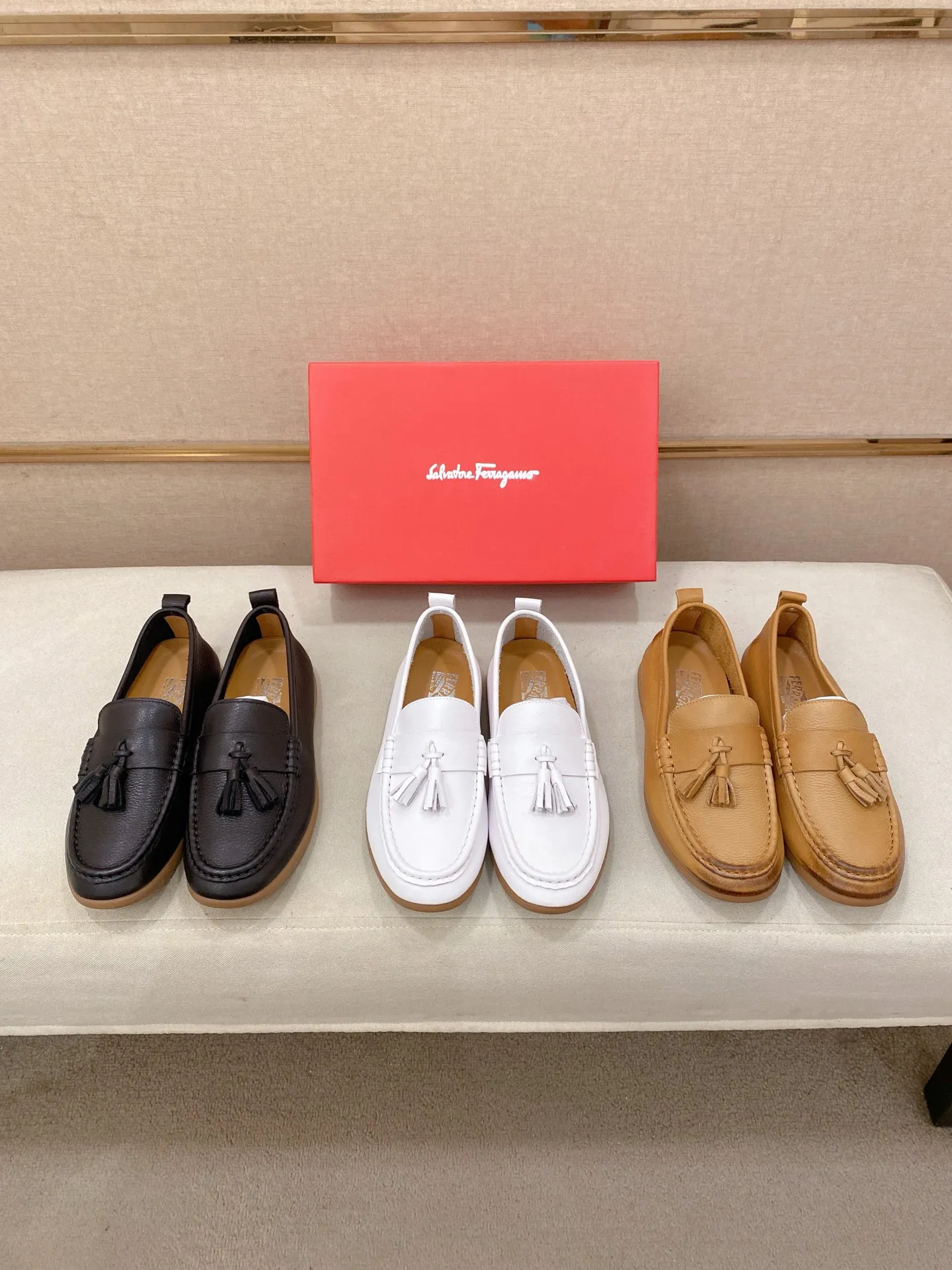 Factory price 500💰 Original Ferragamo men's shoes! The world's top brands...Luxury quality...//Fashion and high-end footwear 👍💪🏻...give you a low-key luxury comfort experience👍. The upper is made of pure Italian imported original cowhide and sweat-absorbent sheepskin lining. It is comfortable and breathable, high-end and classy... luxurious and noble!! .. OEM factory shipment [Hug] stall.. Original board. Welcome to taste..38--44.